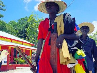 El Traje de voto es un vestido multicolor cultural del vudú utilizado durante las peregrinaciones (Foto: G. Lubrun)