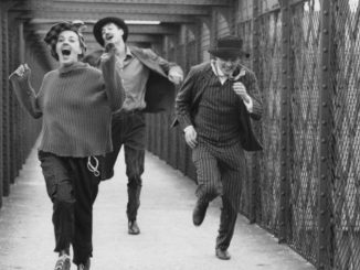La película "Jules et  Jim" de François Truffaut con Jeanne Moreau, Henri Serre y Oskar Werner se estrenó en enero 1962.