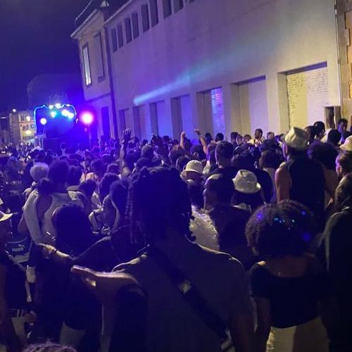 Carnaval de Guadeloupe la foule a le Roi Vaval jusqu'au