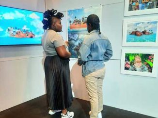 La artista barbadense Kia Redman hablando de su obra en el stand de Fresh Milk en la exposición inaugural de "Fuze", Baha Mar, Bahamas. Foto cortesía de Fresh Milk.