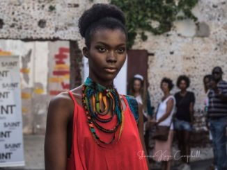 Mannequin de l'agence SAINT se présentant au Kingston Creative Artwalk