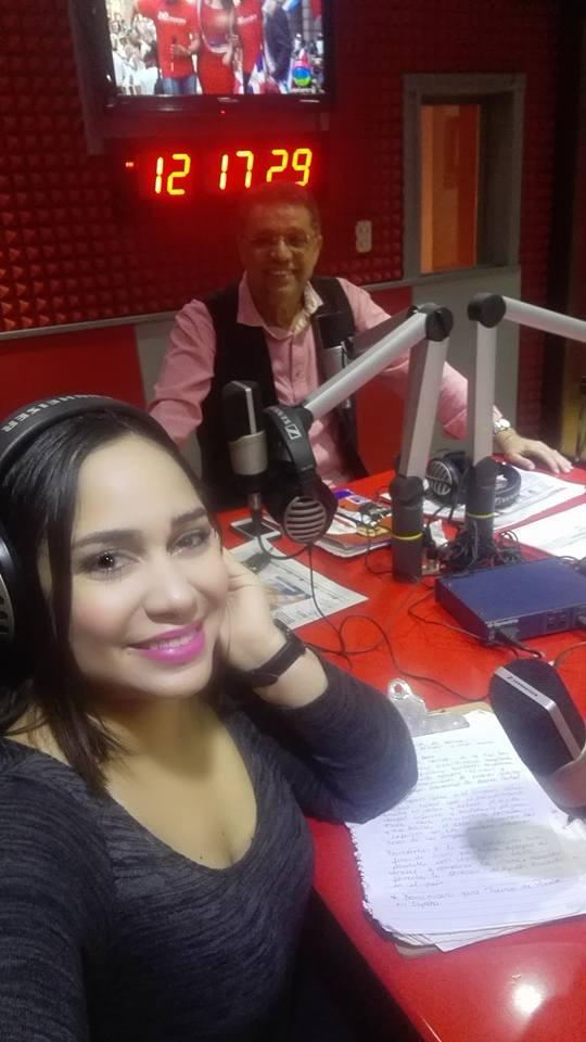 Laurie Marie Santos junto al comunicador Domingo Bautista, cuando trabajaban juntos
