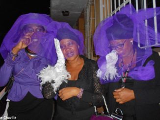 Des veuves éplorées du Roi Vaval qui sont membres du groupe de carnaval "Nasyon a Nèg Mawon". (Photo: Évelyne Chaville)