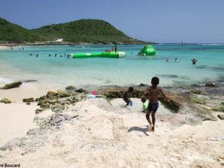 Aller à la plage le lundi de Pâques est une tradition en Guadeloupe mais aussi dans plusieurs îles de la Caraïbe - Plage Anse à l'Eau à Saint-François, Guadeloupe (Photo: Bernard Boucard)