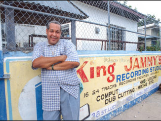 King Jammy devant son studio de Kingston, Jamaïque Août 2000