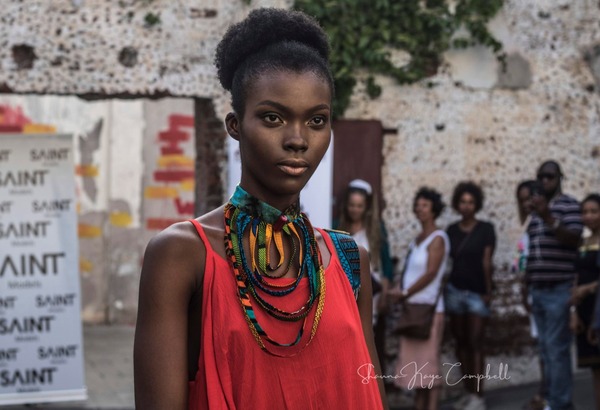 Mannequin de l'agence SAINT se présentant au Kingston Creative Artwalk