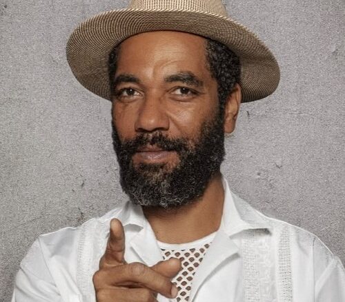Le comédien guadeloupéen Yohan Pisiou incarne Gérard Lauriette alias "Papa Yaya"